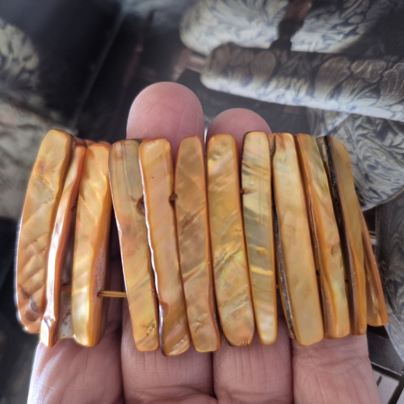 Chunky Orange Shell Bracelet - Picture 4 of 4